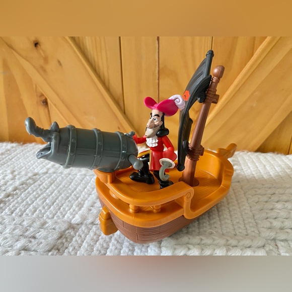 Fisher-Price Disney's Jake and The Never Land Pirates - Hook's Battle Boat - Picture 7 of 8